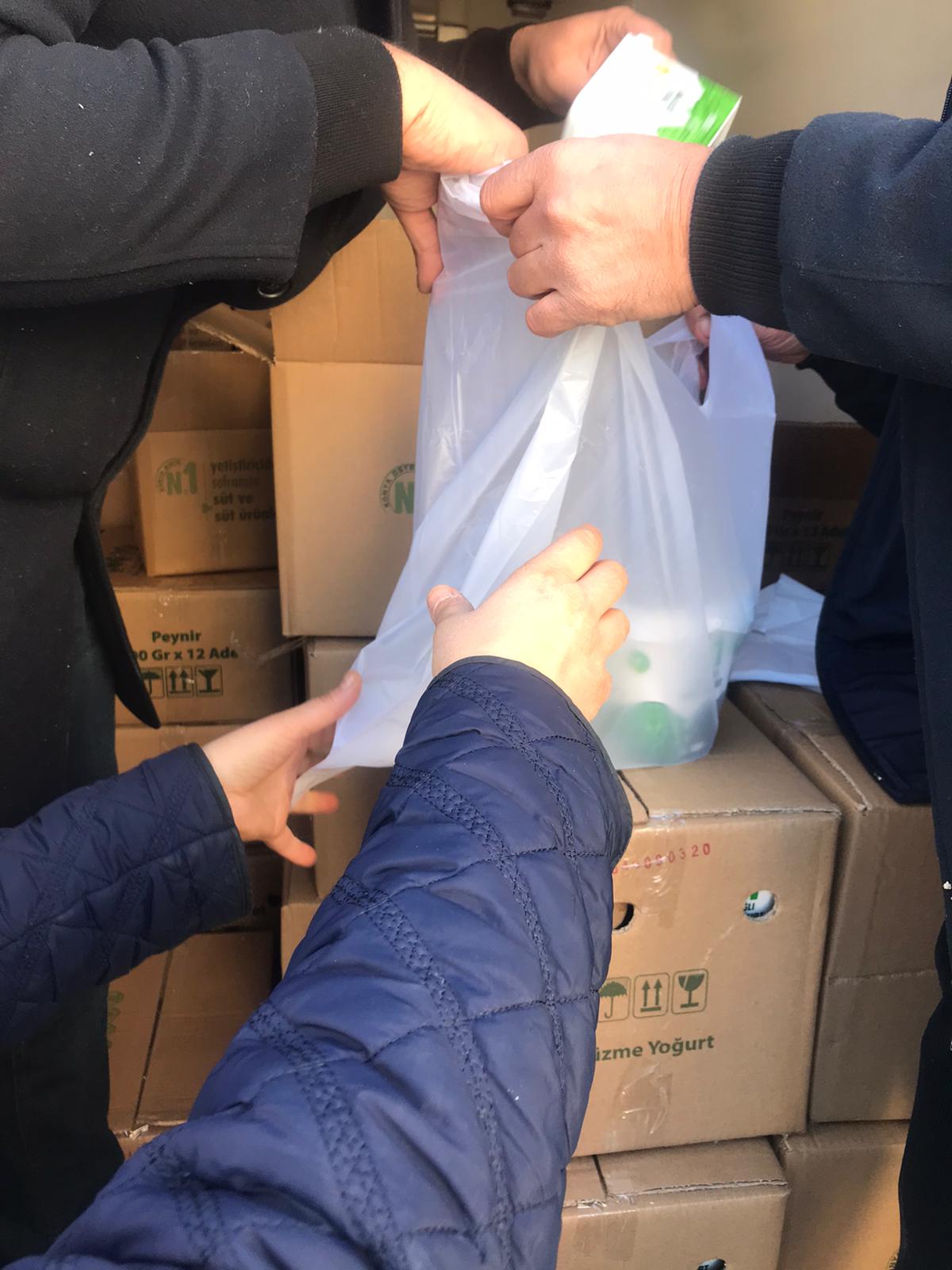 Elazığ’ın Sivrice ilçesinde meydana gelen deprem nedeniyle bölgeye; Süt ürünleri , kuru gıdalardan oluşan malzemelerin bulunduğu yardım araçlarımızı gönderdik.