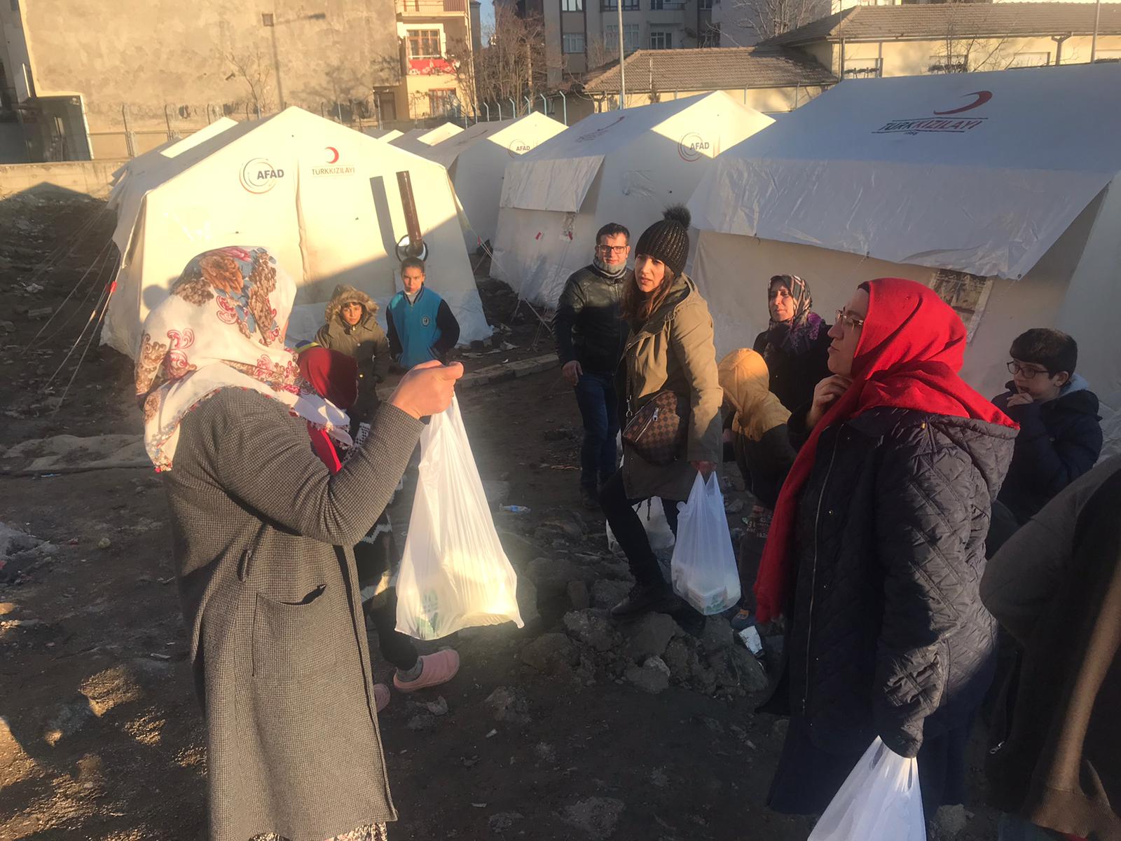 Elazığ’ın Sivrice ilçesinde meydana gelen deprem nedeniyle bölgeye; Süt ürünleri , kuru gıdalardan oluşan malzemelerin bulunduğu yardım araçlarımızı gönderdik.